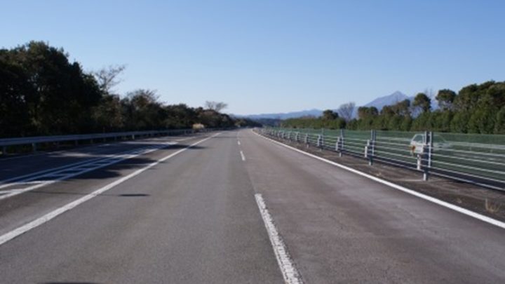 直線の高速道路